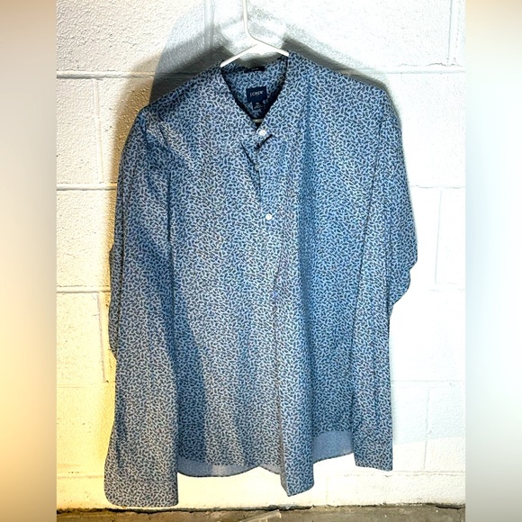J.Crew Slim Fit Button-Up Shirt - Size XL
Add a touch of charm to your wardrobe - Picture 5 of 5